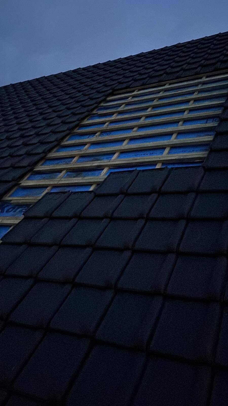 Nieuw dak met opening voor een Velux-dakraam en onderlaag zichtbaar
